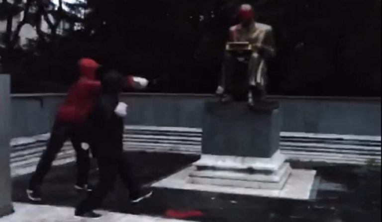 Indro Montanelli: il video in cui la statua viene imbrattata