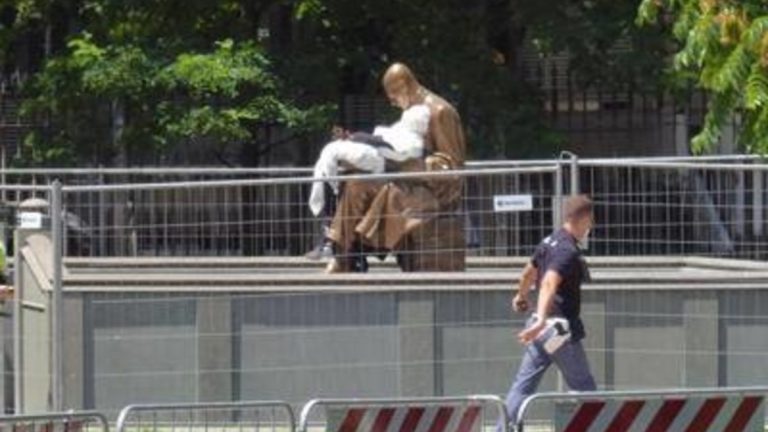 Fantoccio della sposa-bambina sulle ginocchia di Montanelli, l’artista: “Così l’opera è completa”