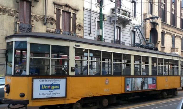 Aggressione sul tram: uomo picchia autista e prende il suo posto