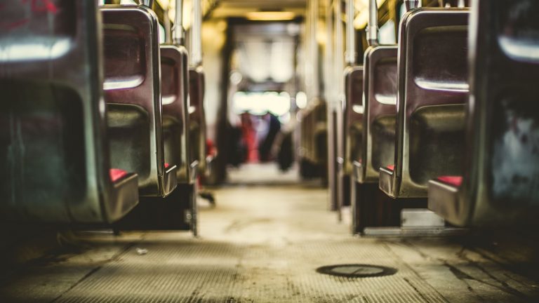 Accoltellamento a Milano sull’autobus 93: grave un giovane di 23 anni