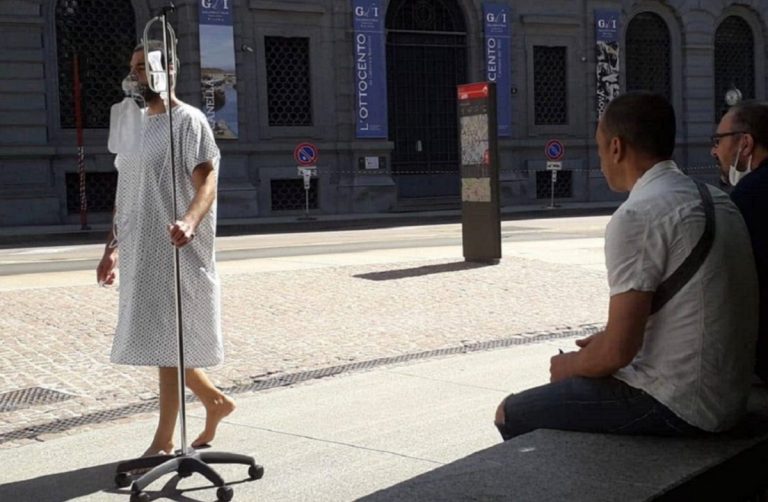 Finto paziente Covid in giro per Milano: chi è l’autore della performance di denuncia