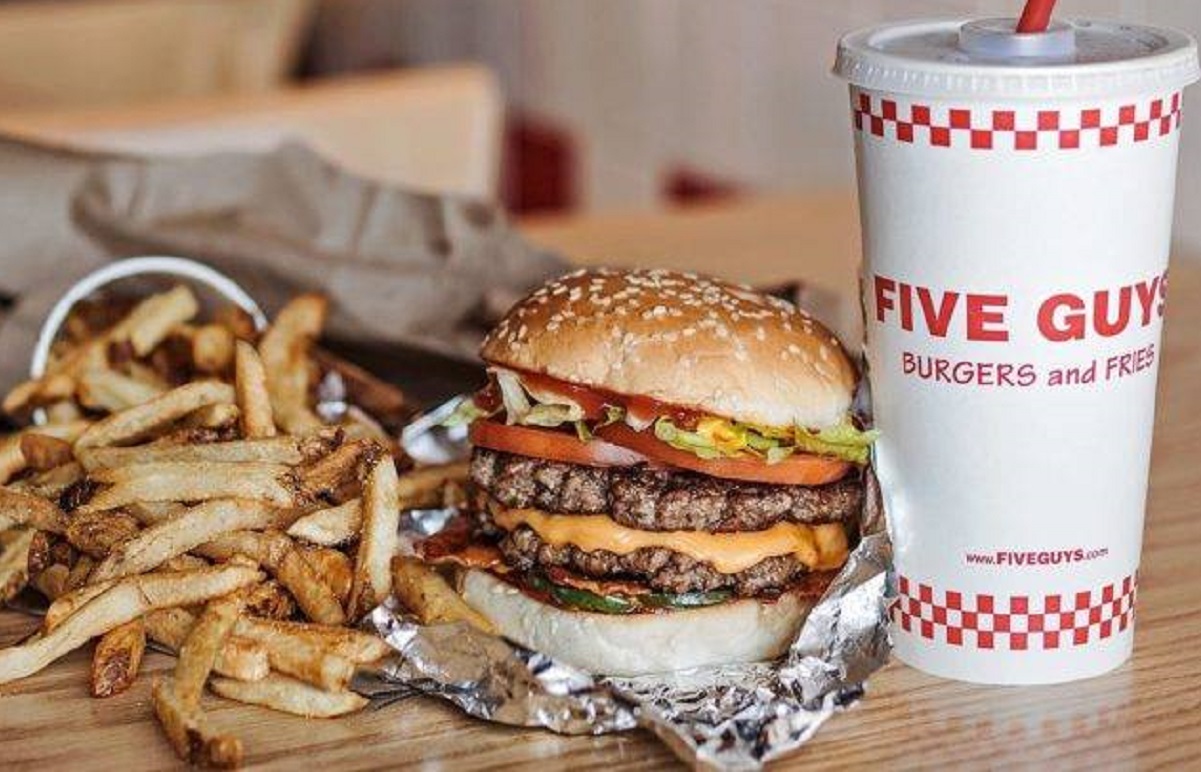 Five Guys, cosa si mangia nel fast food americano a Milano