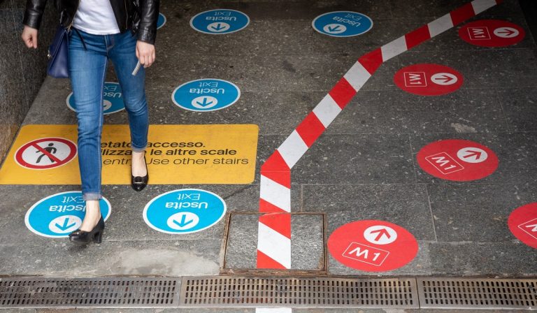 Milano, multa ai senza mascherina in metropolitana