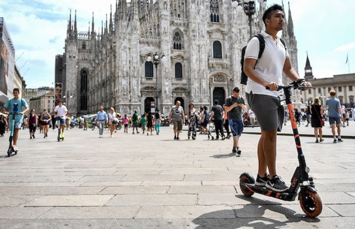 Monopattini elettrici, Milano continua lo sharing: “Ci vuole prudenza”