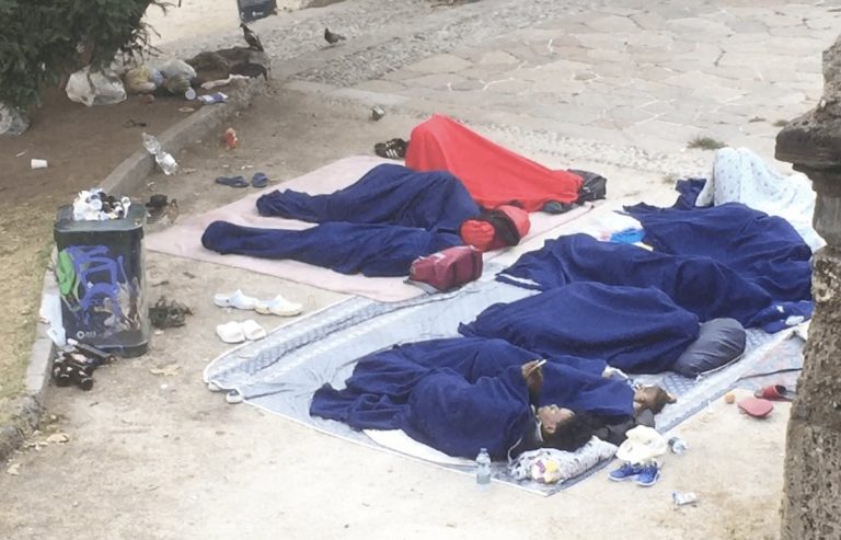 Stazione Centrale Milano, docce all’aperto in piazza