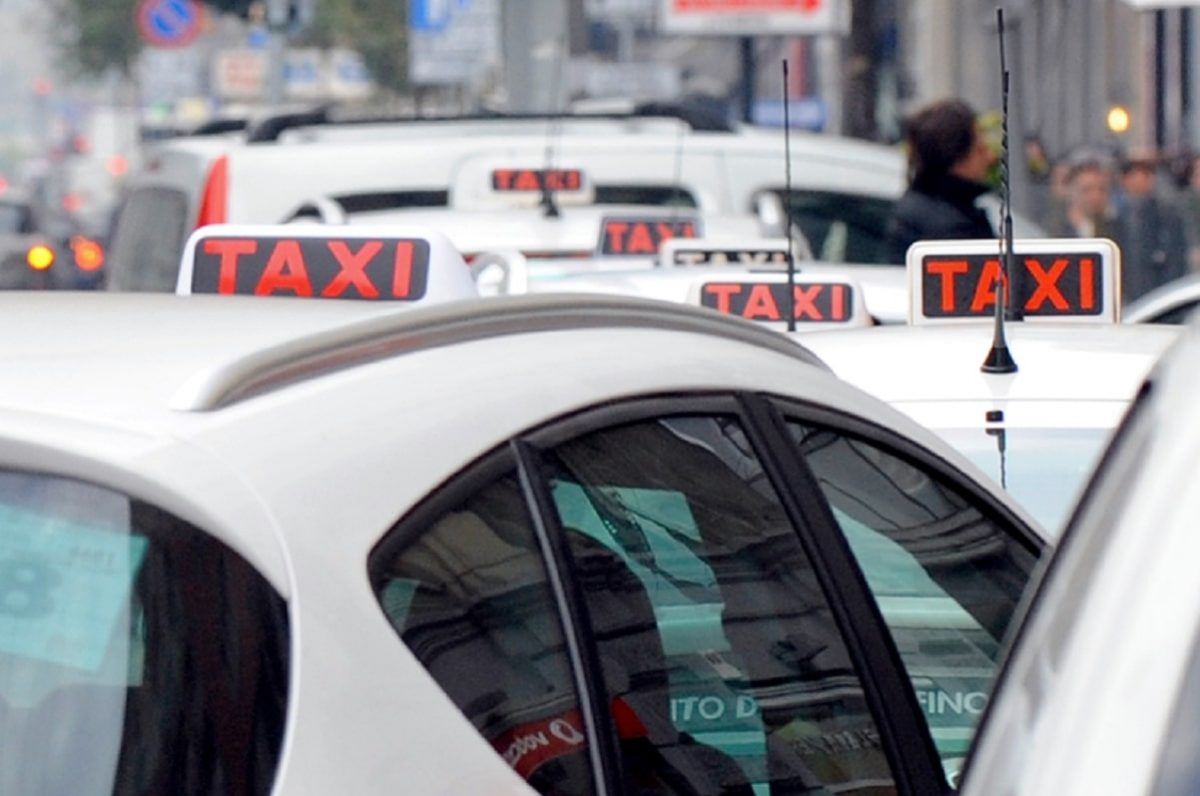 Taxi in sciopero: “Non abbiamo neanche più i soldi per il carburante“