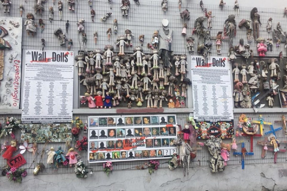 Wall of dolls Milano, bruciato il muro contro la violenza sulle donne