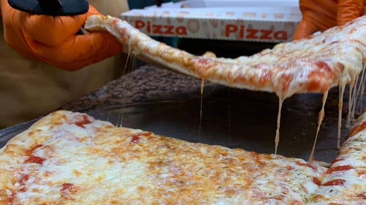 Pizzeria Da Gino, la storica pizza al trancio di Milano