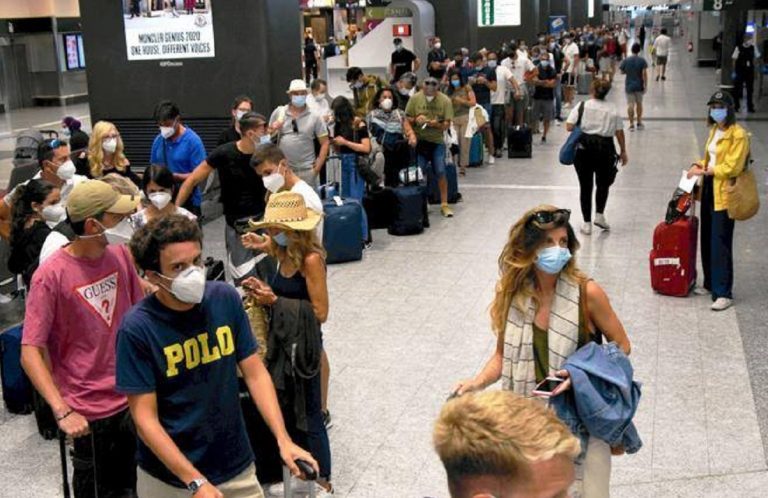 Coronavirus, mezzi affollati da e per Malpensa: “Per la Regione non c’è problema”