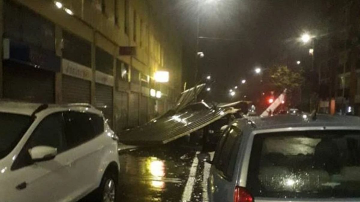 Nubifragio su Milano, scoperchiato il tetto di una Rsa