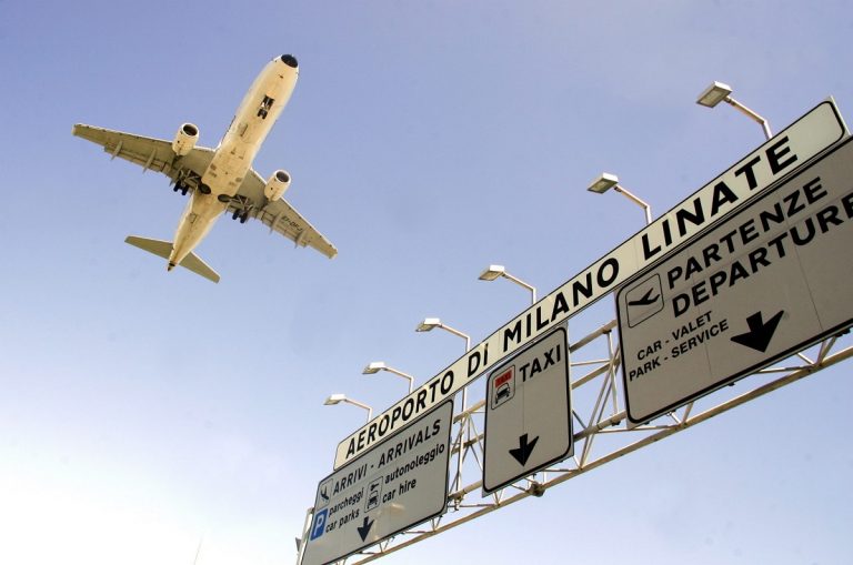 Riprendono i voli a Milano Linate dopo la riapertura: la metà sono di Alitalia