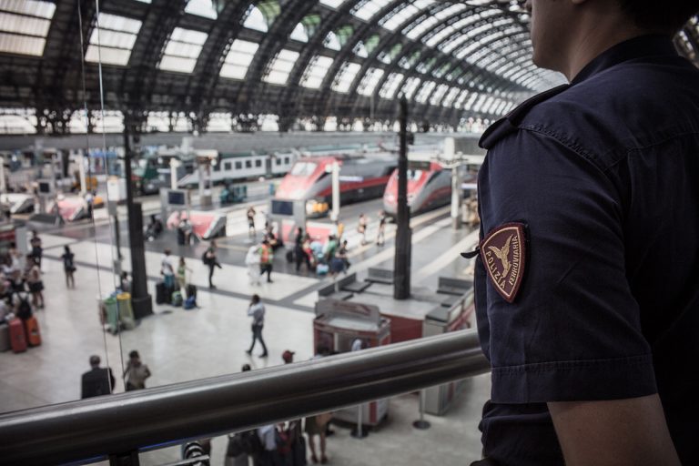 Poliziotto eroe salva la vita ad un uomo colpito da infarto: storia a lieto fine a Milano