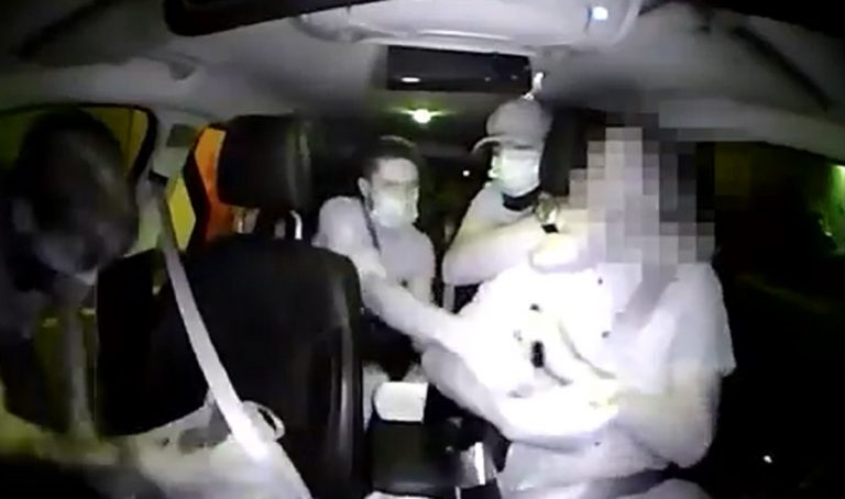 Tassista aggredito a Milano, il video: “Non ti muovere o ti ammazzo”