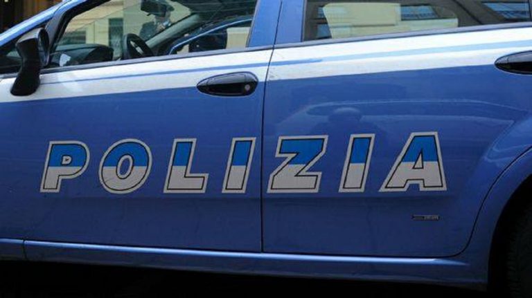 Poliziotto prende a calci e schiaffi ladro: violenza in via Marghera