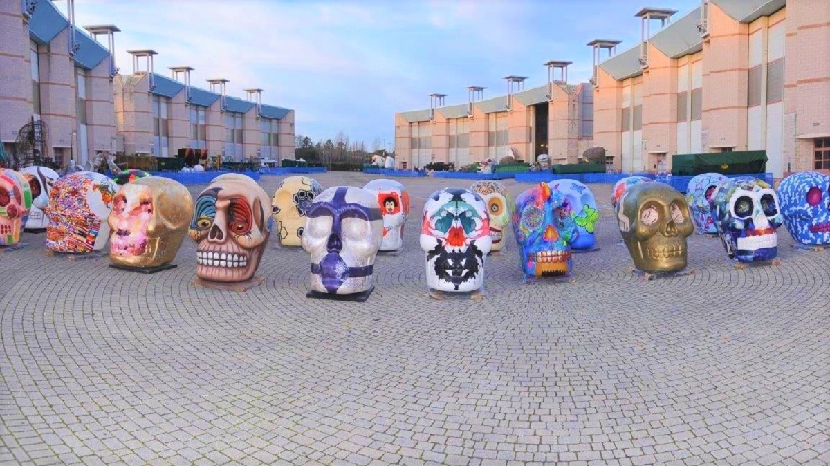 Teschi colorati invadono Milano per esorcizzare la morte