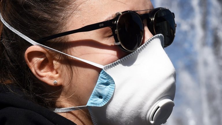 In provincia di Milano obbligo di mascherine anche all’aperto