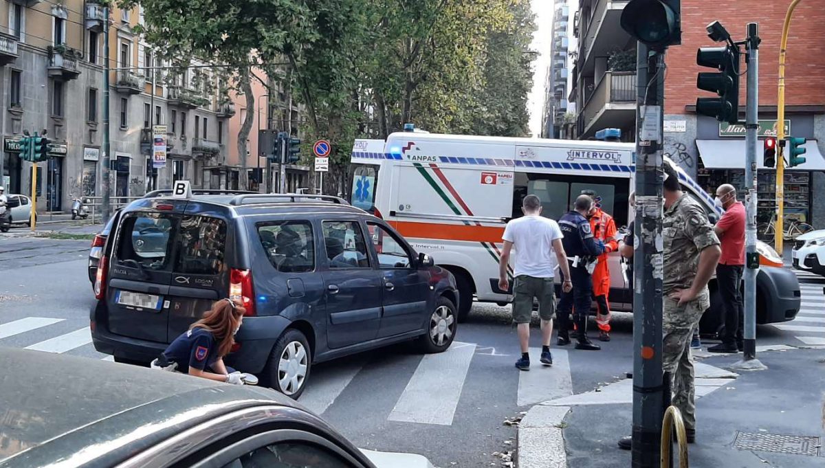 Incidente stradale a Milano, monopattino contro auto in Giambellino