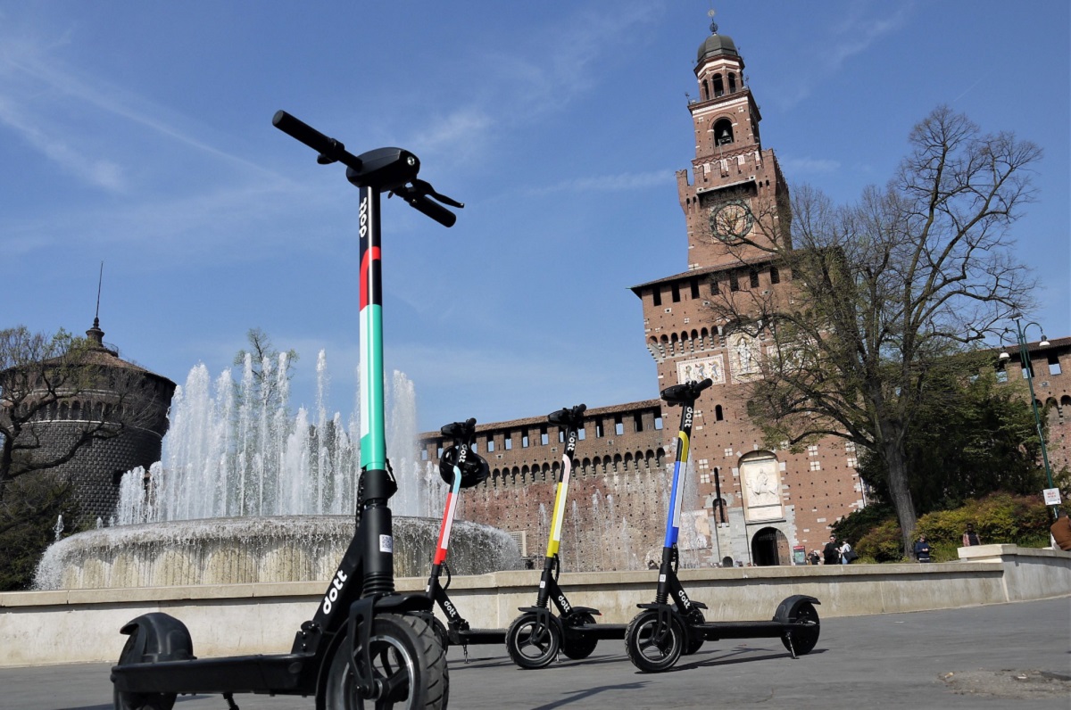 Boom di incidenti sui monopattini a Milano: regole poco rispettate