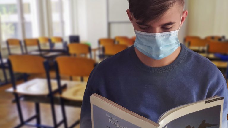 Primo giorno di scuola a Milano ed è già allarme assembramenti