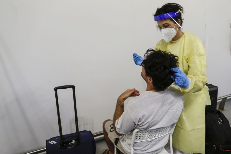 Inizia la sperimentazione dei voli covid free: tamponi rapidi a Linate
