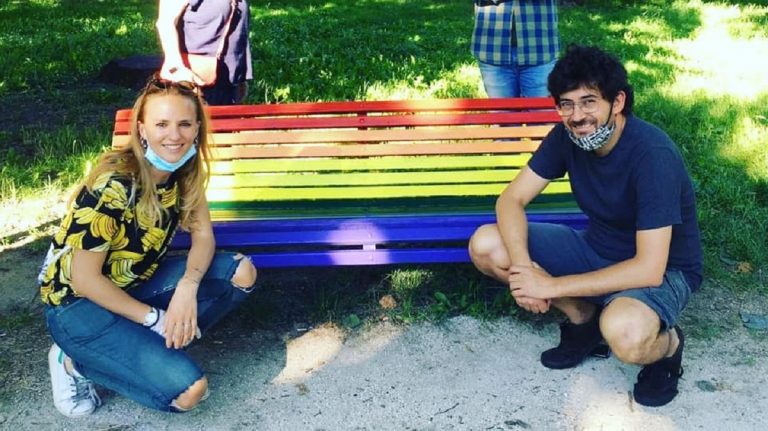 Milano schierata contro l’omotransfobia: le panchine arcobaleno