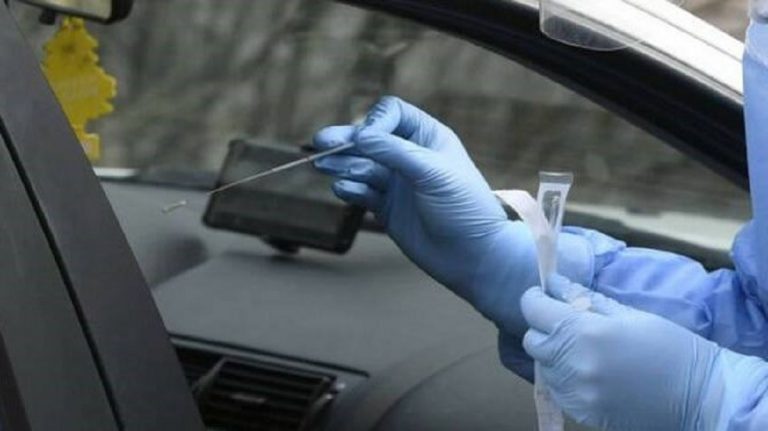 Tampone drive in: a Milano code fino a 8 ore