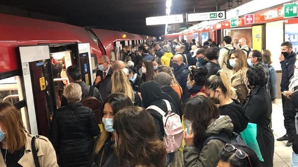 Metro rossa, assembramenti nell’ora di punta: “Dove sono i controllori?”