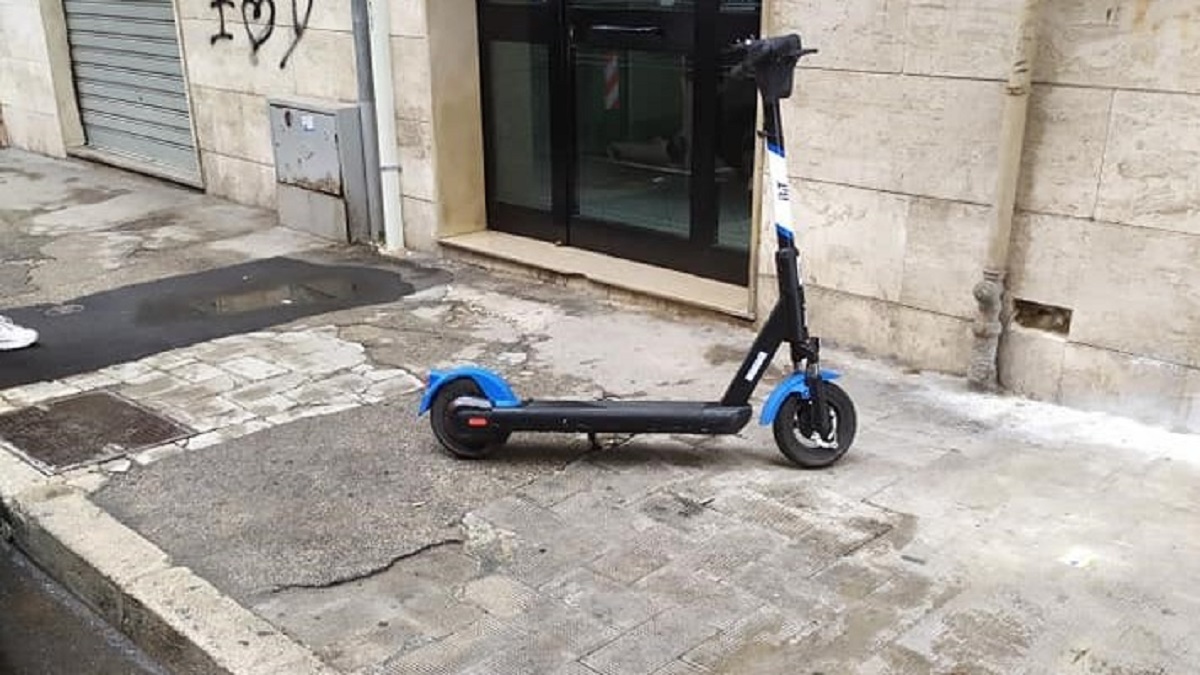 Rimozione dei monopattini in divieto di sosta: controlli a Milano
