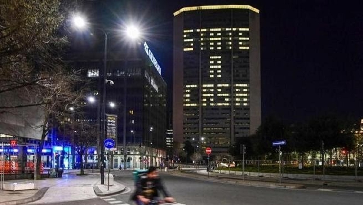 Sala conferma il coprifuoco a Milano: “Dalle 23.00 alle 5.00 per 3 settimane”