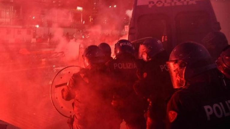 La Polizia durante gli scontri a Milano: “Ammazziamoli col fumo”