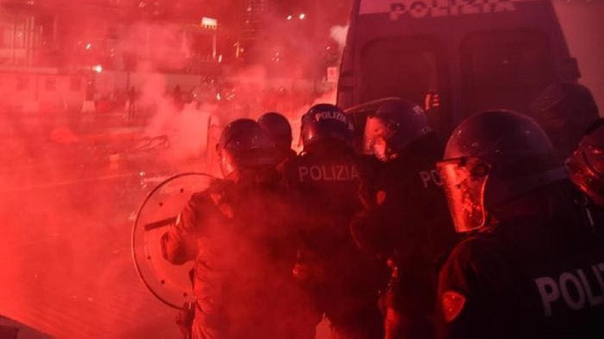 La Polizia durante gli scontri a Milano: “Ammazziamoli col fumo”