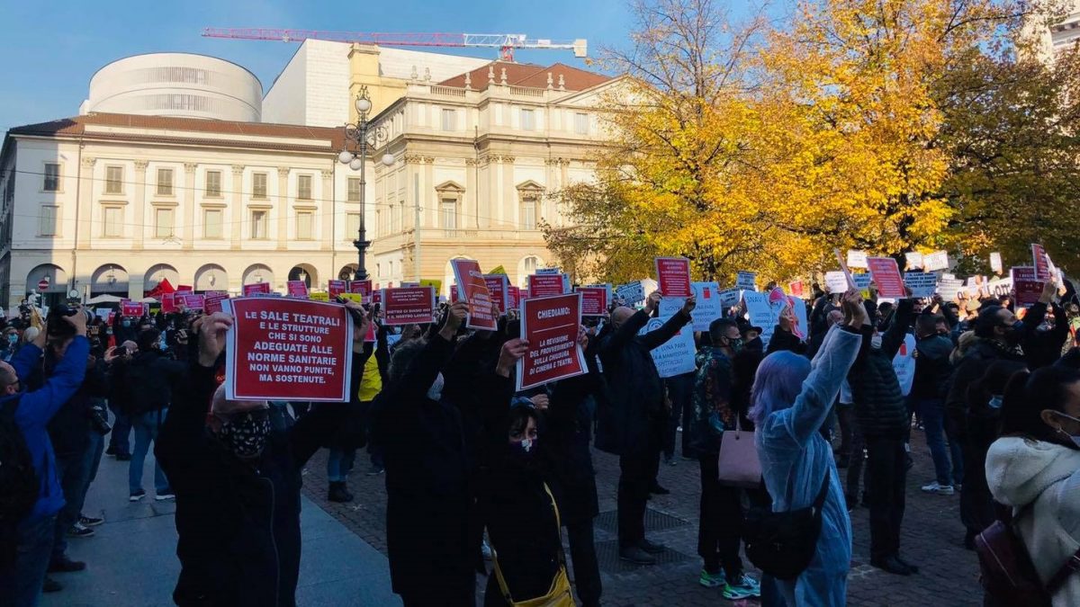 Manifestazione dei lavoratori dello spettacolo: la protesta alla Scala