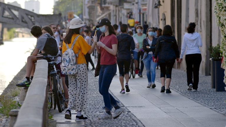 Multata per la mascherina abbassata: voleva farsi capire dall’amica disabile