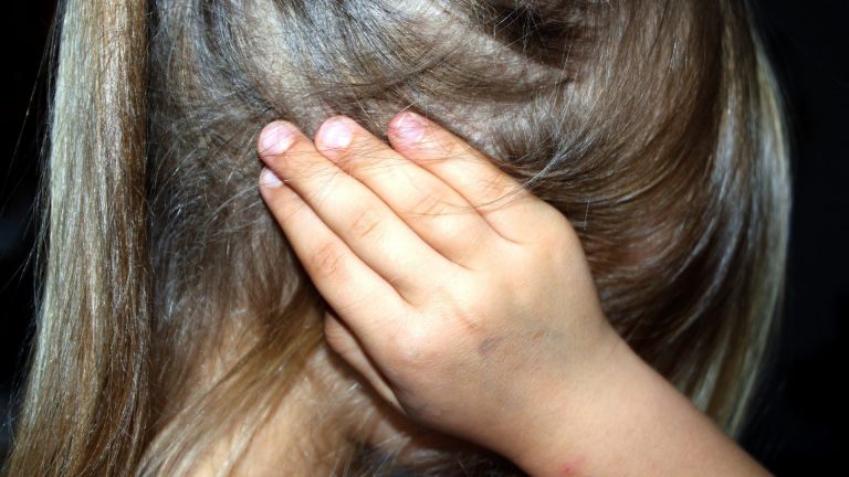 Minaccia figlia ed ex della compagna: “Preparati a diventare orfana”