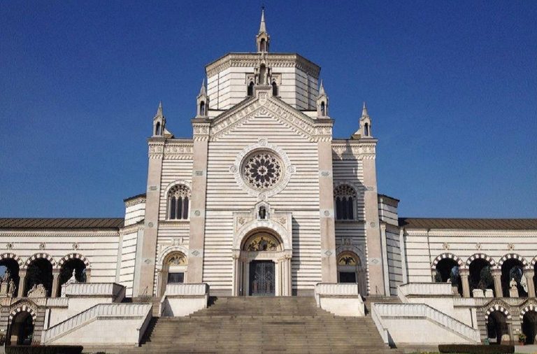 Flash mob dei proprietari di palestre: la protesta davanti al Cimitero Monumentale