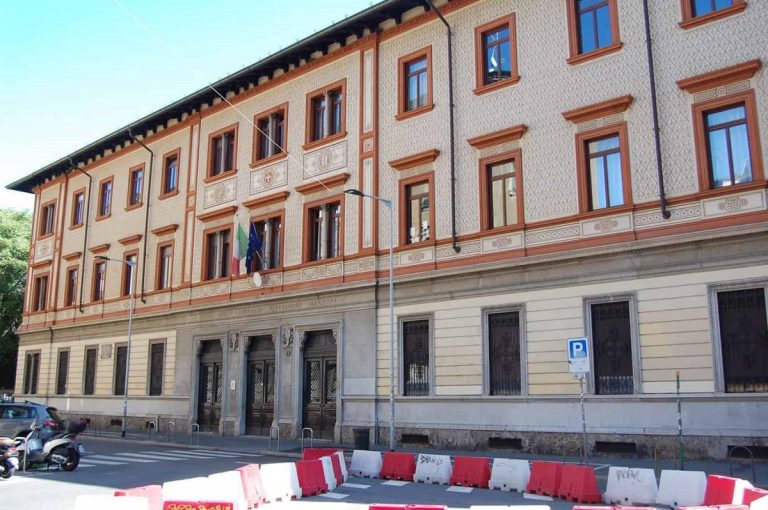 Proteste al Manzoni: la preside fa marcia indietro sulla media del 9