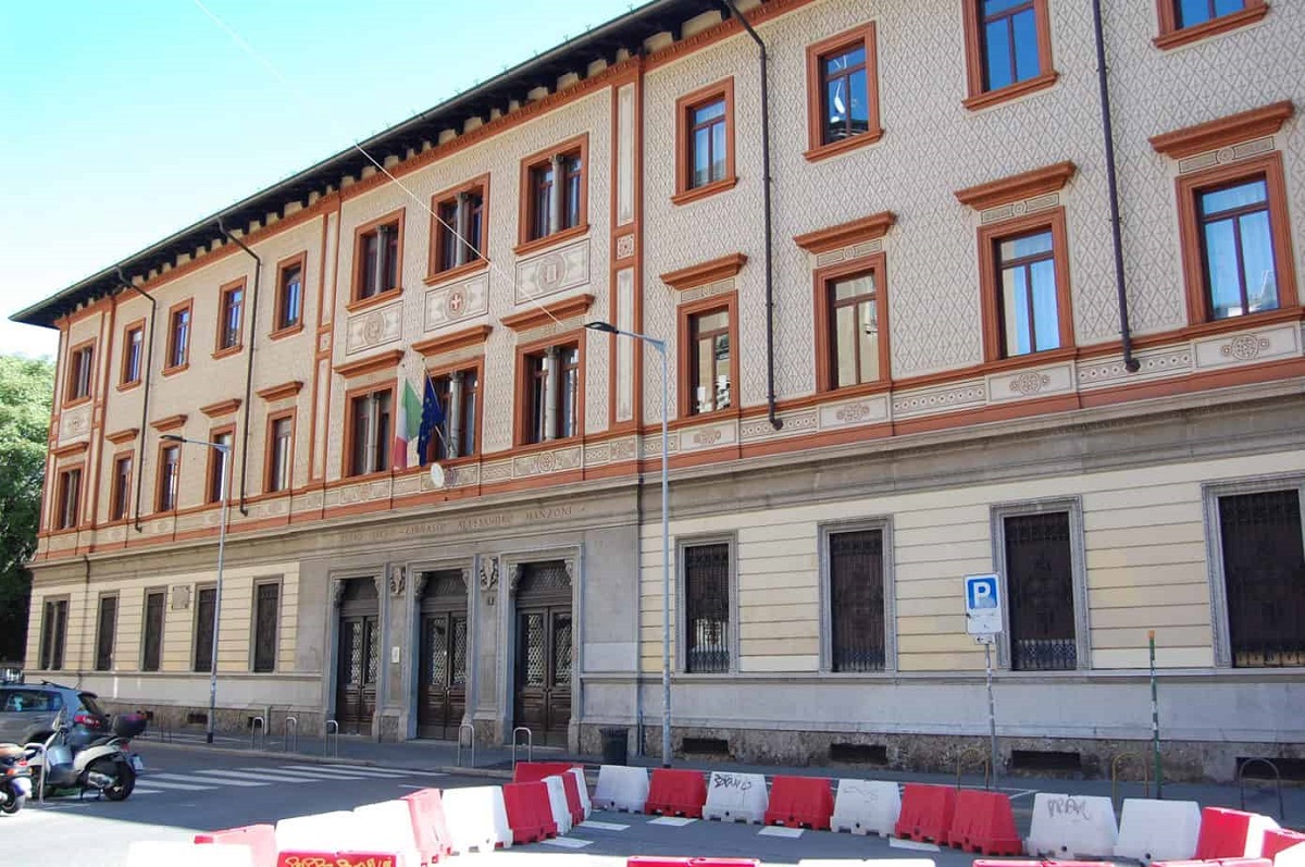 Proteste al Manzoni: la preside fa marcia indietro sulla media del 9