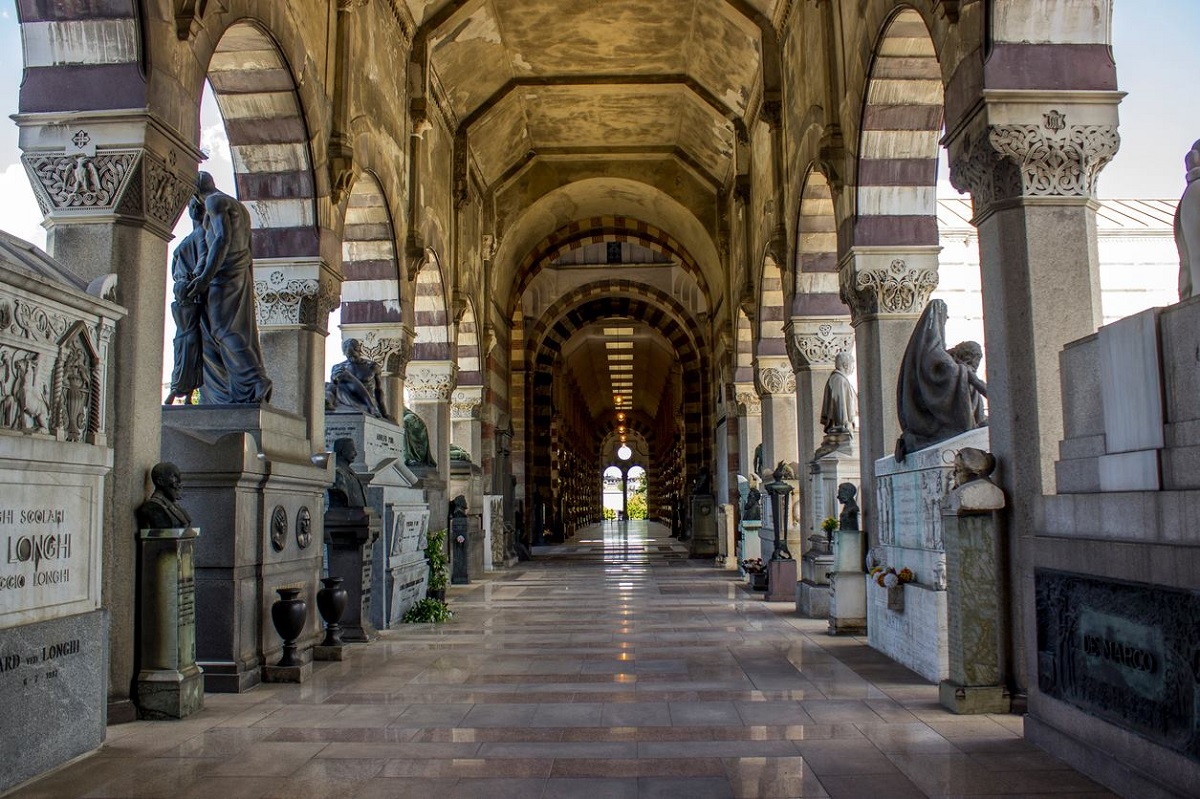 Gli orari straordinari dei cimiteri di Milano fino al 2 novembre