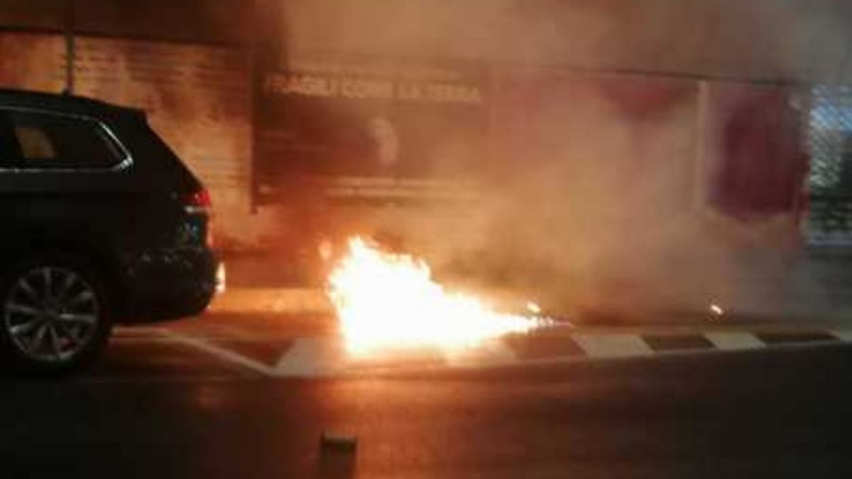Nuovo Dpcm, proteste a Milano: molotov e petardi