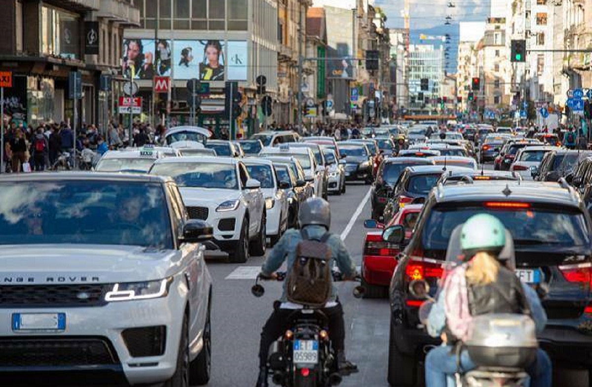 Traffico a Milano: superati i livelli pre Covid nelle ore di punta
