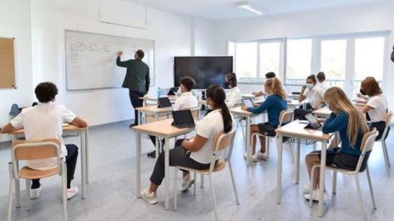 Contagi in classe in calo a Milano, Sala: “Rientro a scuola per i liceali”