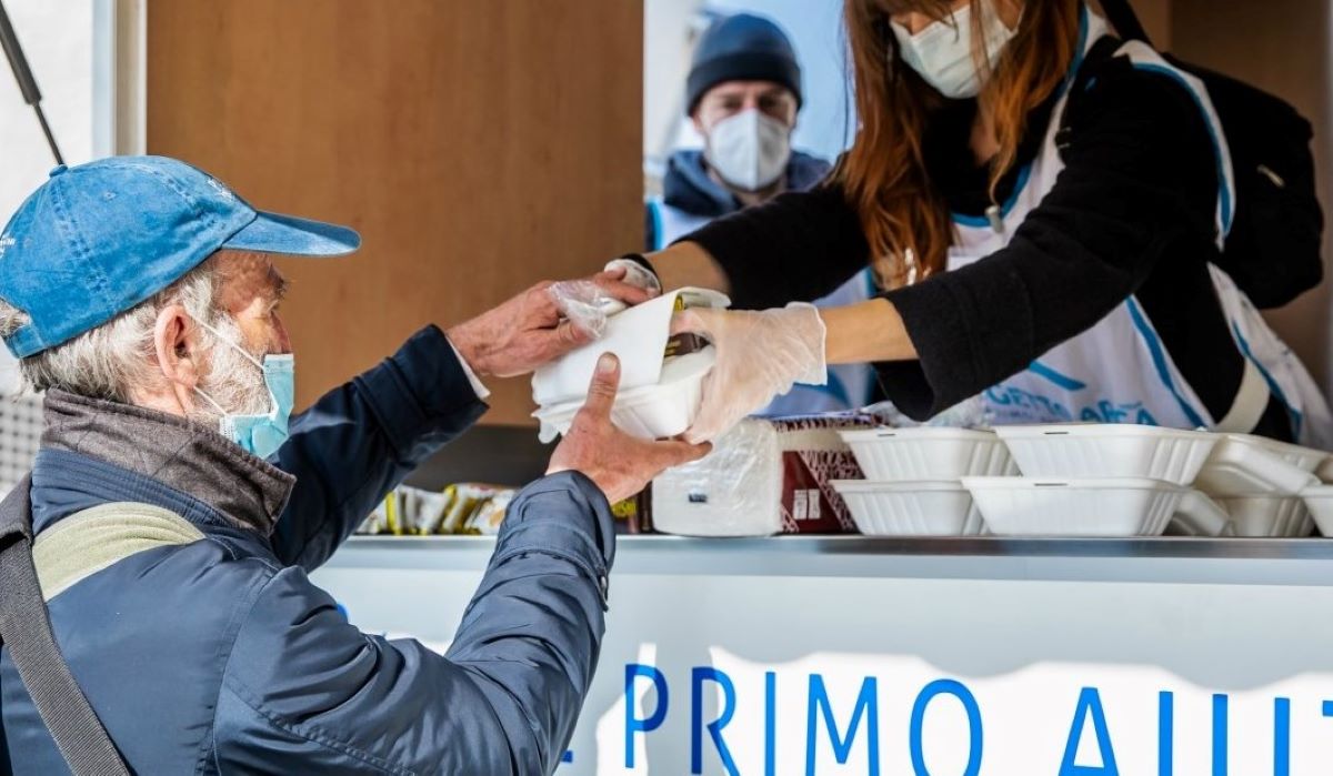 Progetto arca si trasforma in food truck per i bisognosi di Milano