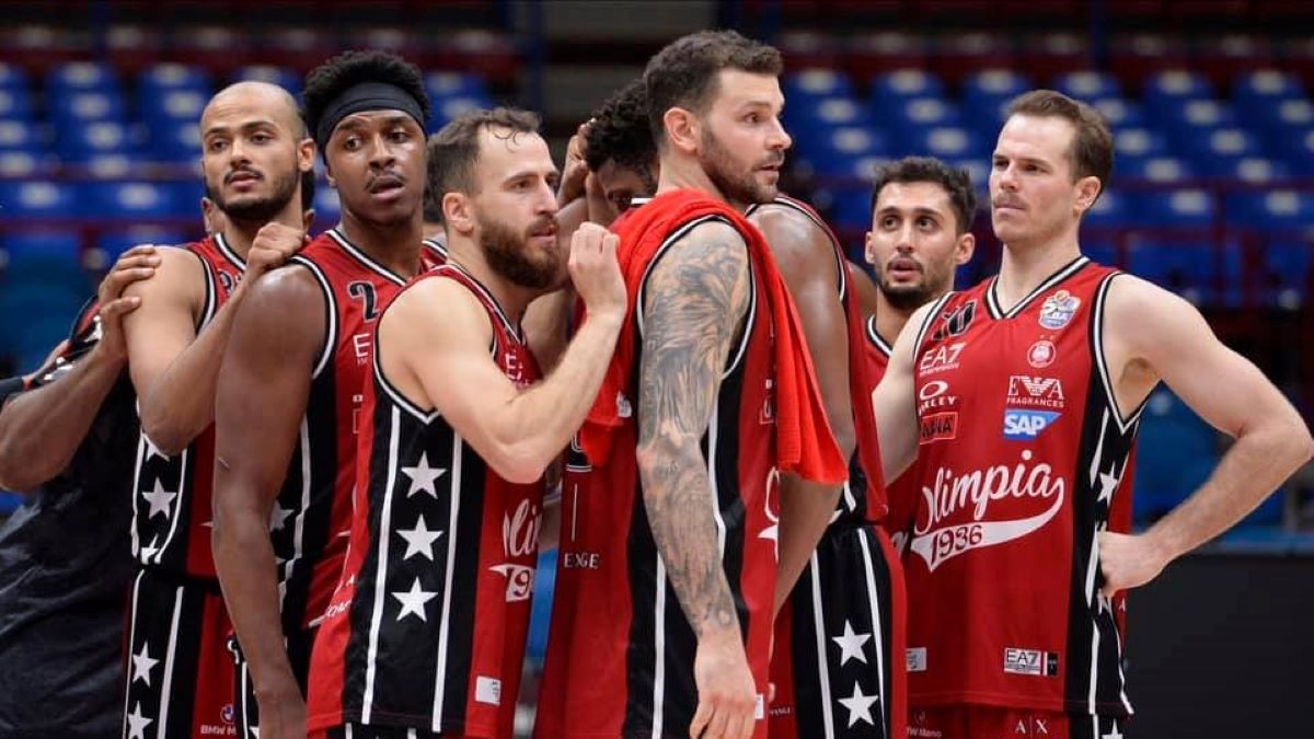 Armani Olimpia Milano si ferma: “Casi di Covid tra i giocatori”