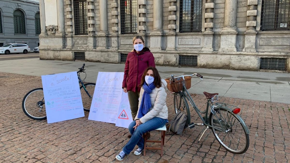 Genitori protestano a Milano contro le scuole chiuse: “La dad aliena”