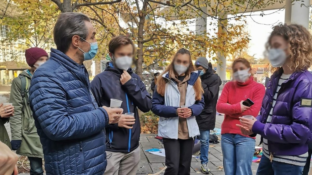 Fontana porta il tè agli studenti che protestano contro la dad