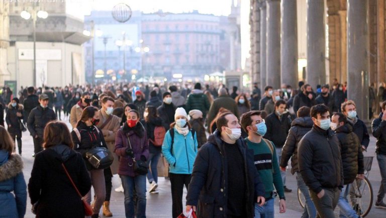 Riapertura dei negozi a Milano: folla nelle strade