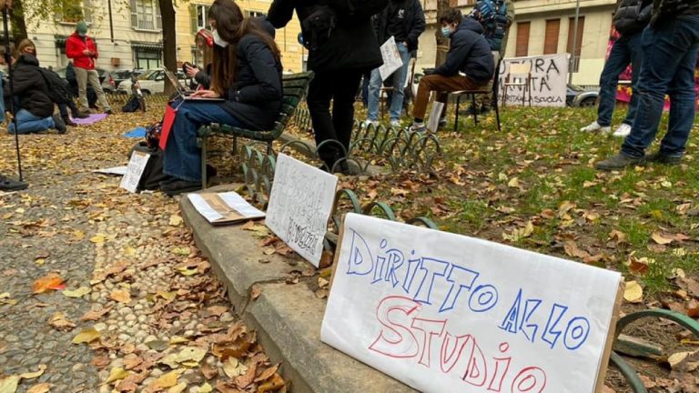 Protesta degli studenti del Parini: “Shopping si e scuola no?”
