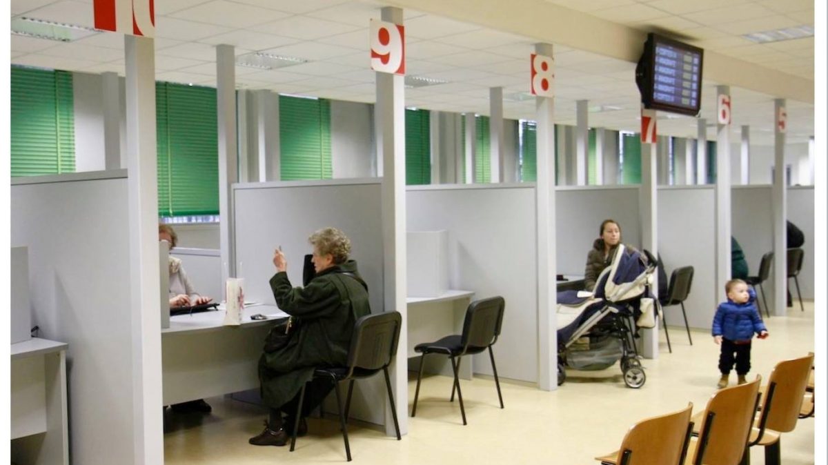 Rifiuta di indossare la mascherina e prende a pugni l’impiegata: follia all’anagrafe comunale