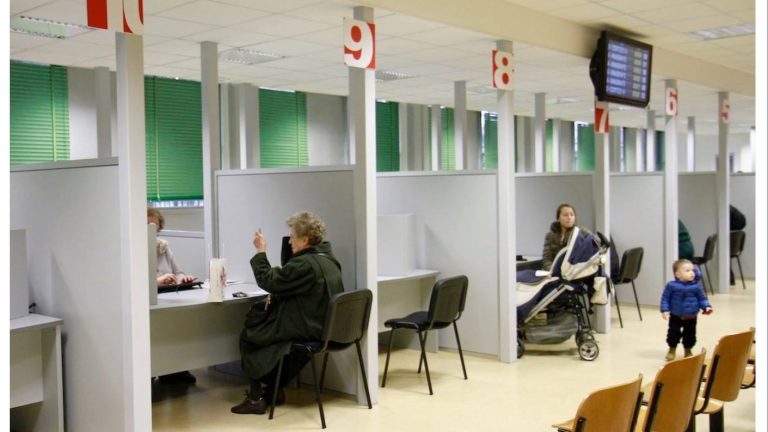 Rifiuta di indossare la mascherina e prende a pugni l’impiegata: follia all’anagrafe comunale