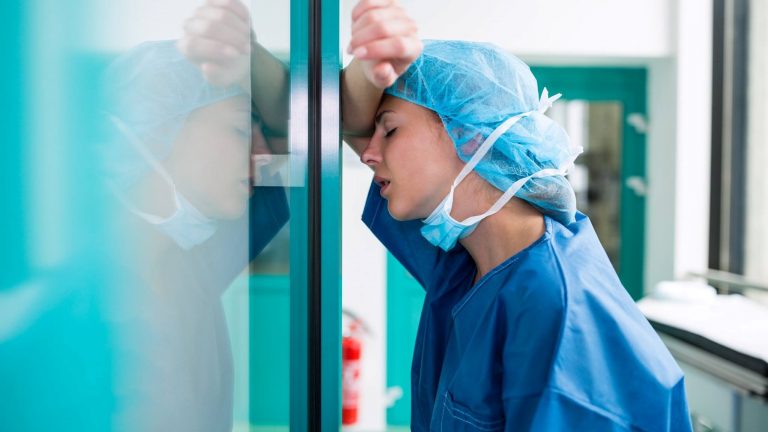 Le parole di un medico di Milano: “Siamo sommersi. State a casa”